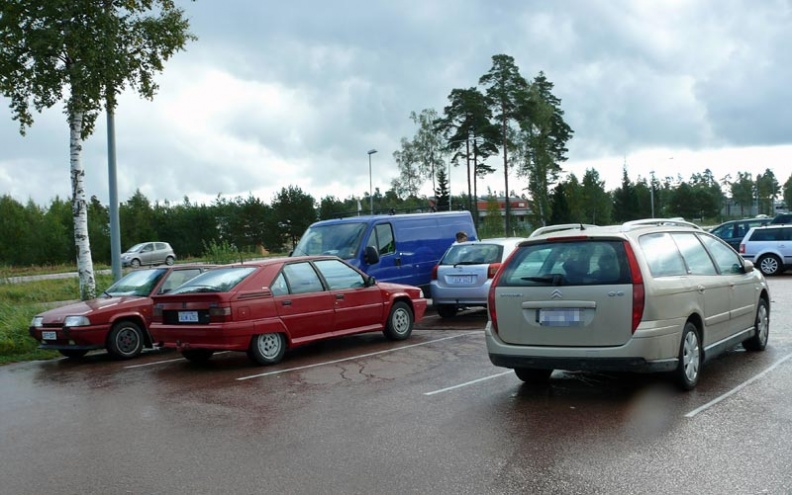 Sparhallenin parkkipaikalla