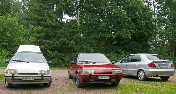 Majapaikan pihalla oli 4 autoa, joista 3 Citroënia